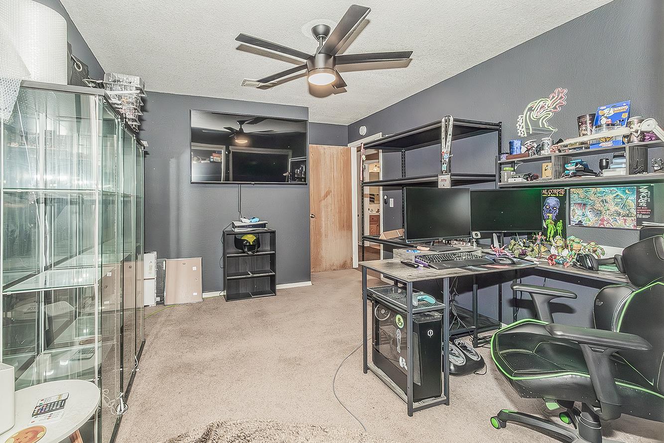 125 Queen Ln, Madera, CA 93637