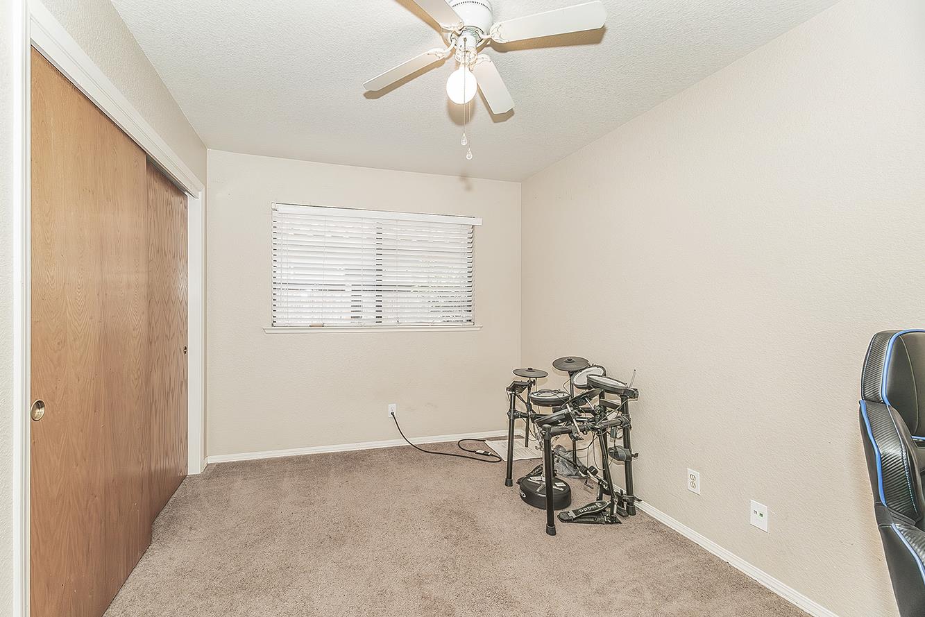 125 Queen Ln, Madera, CA 93637