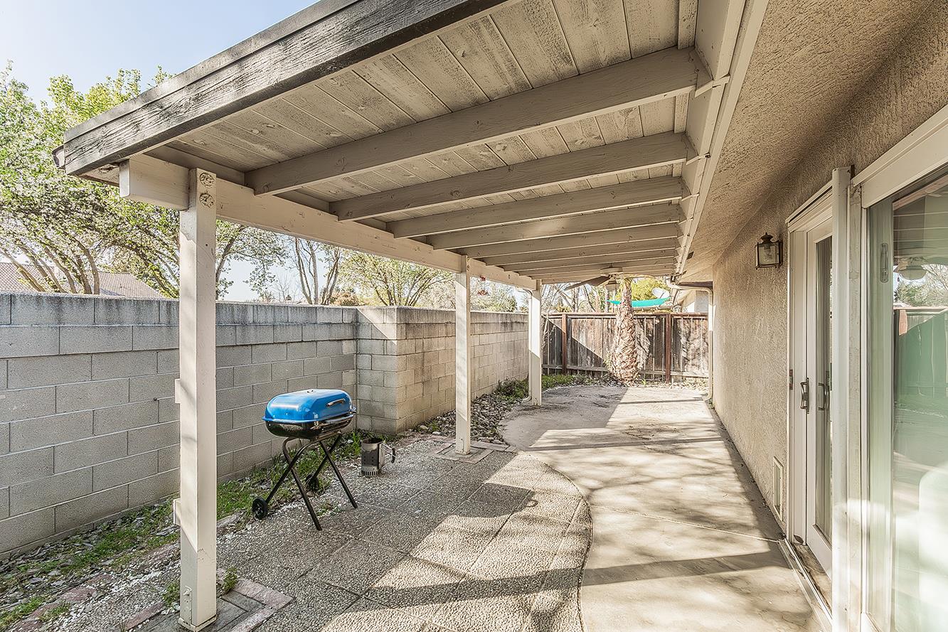 125 Queen Ln, Madera, CA 93637