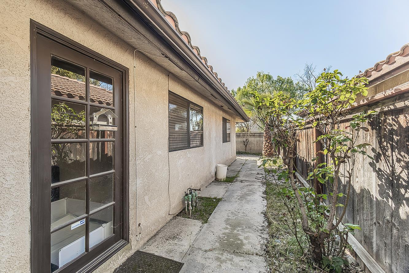 125 Queen Ln, Madera, CA 93637