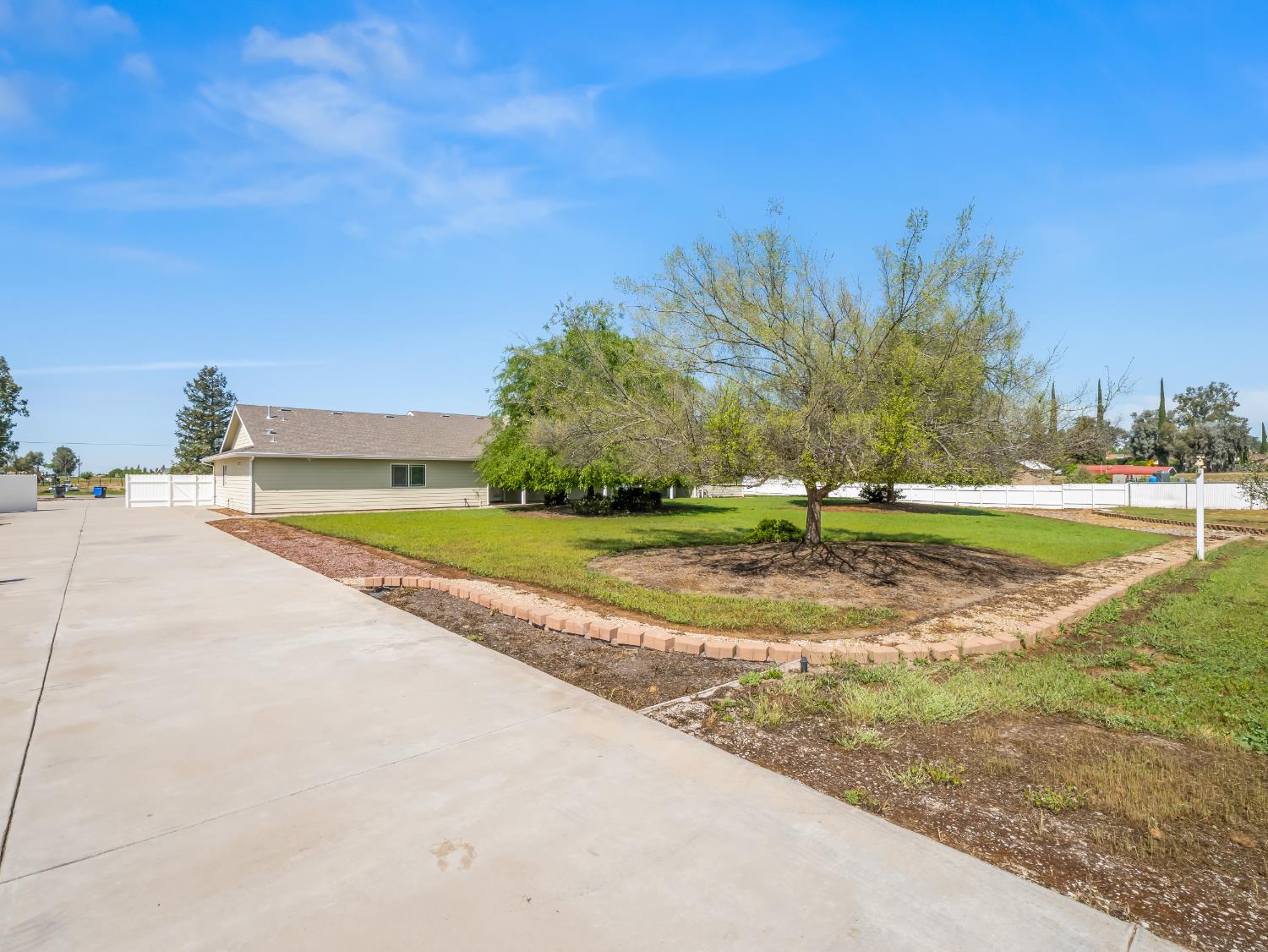 16389 Monreal Rd, Madera, CA 93636