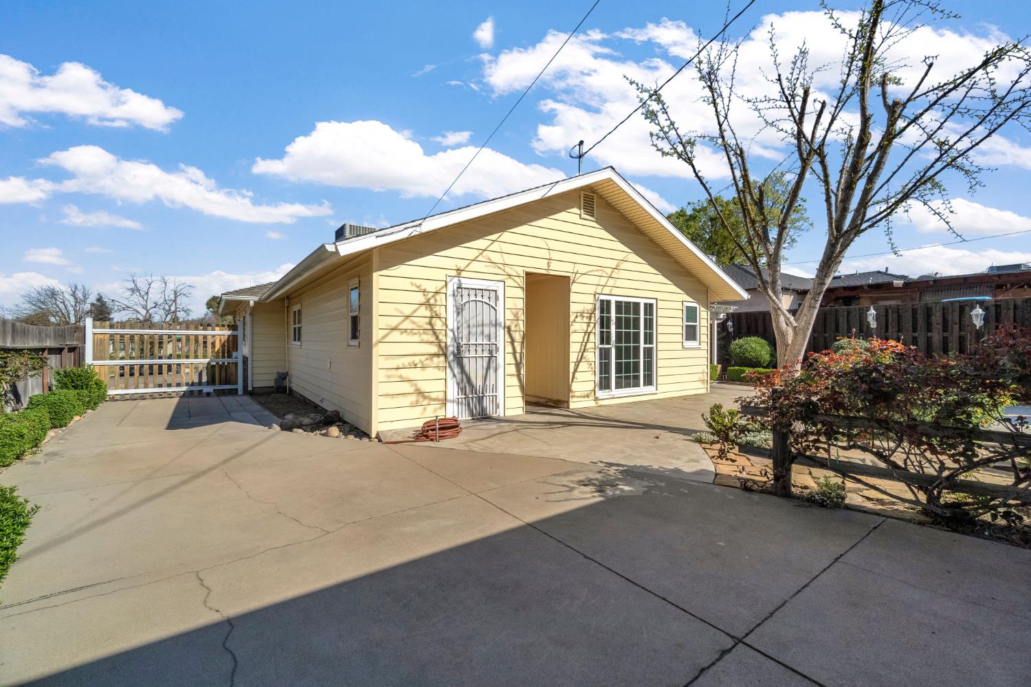 753 W Floradora Ave, Fresno, CA 93728