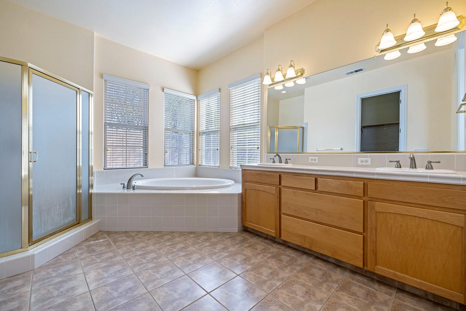 9680 N Willey Ct, Fresno, CA 93720