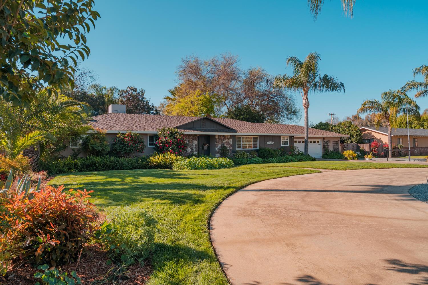 915 S Strathmore Ave #N, Lindsay, CA 93274