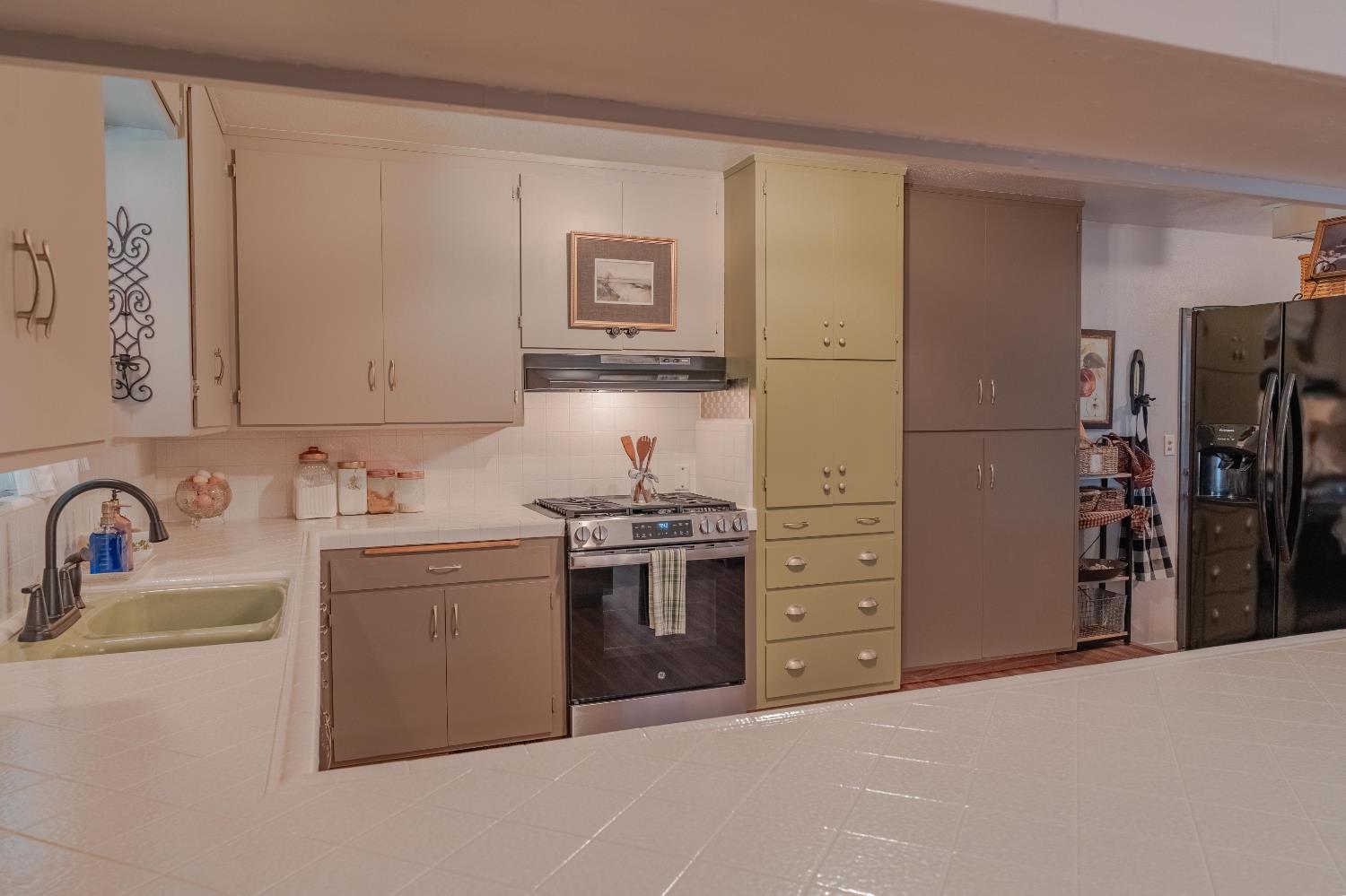 915 S Strathmore Ave #N, Lindsay, CA 93274