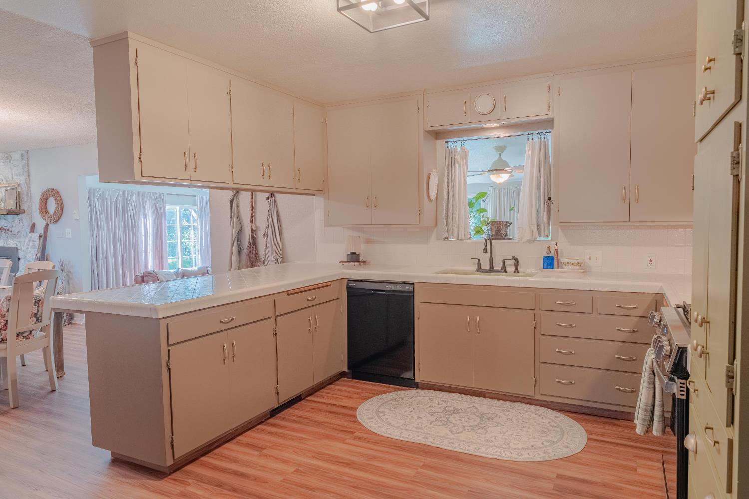 915 S Strathmore Ave #N, Lindsay, CA 93274