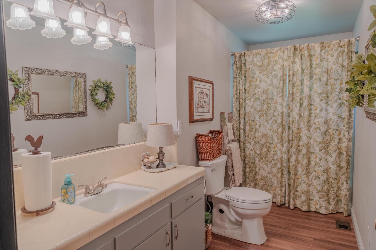 915 S Strathmore Ave #N, Lindsay, CA 93274