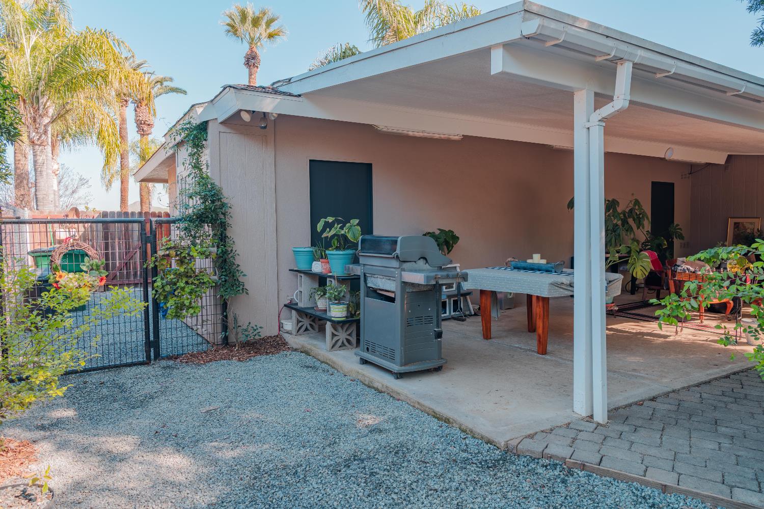 915 S Strathmore Ave #N, Lindsay, CA 93274