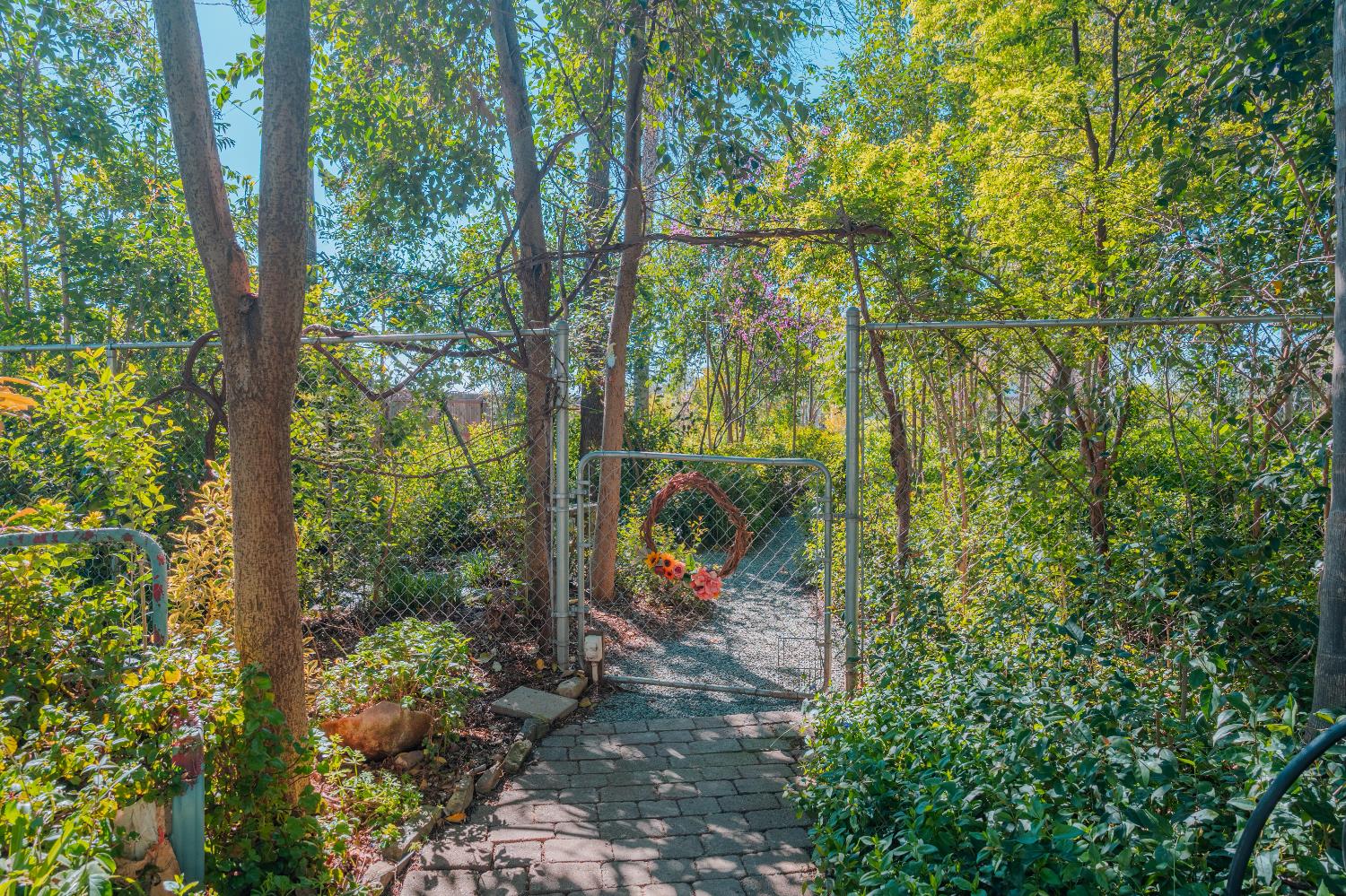 915 S Strathmore Ave #N, Lindsay, CA 93274