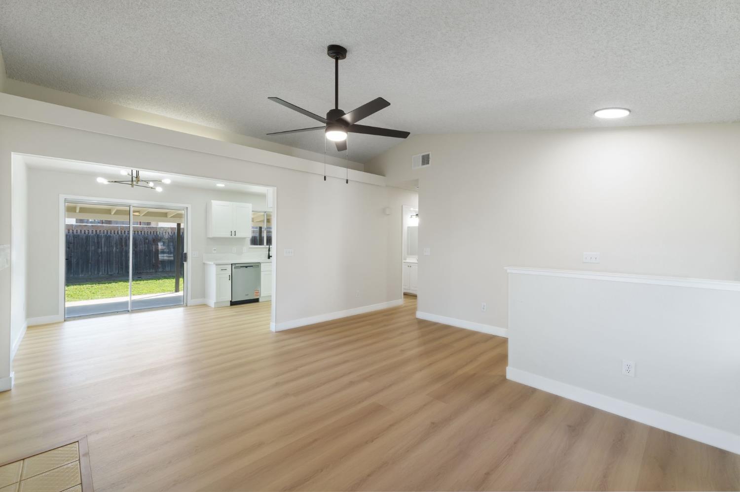 4074 E Robinson Ave, Fresno, CA 93726