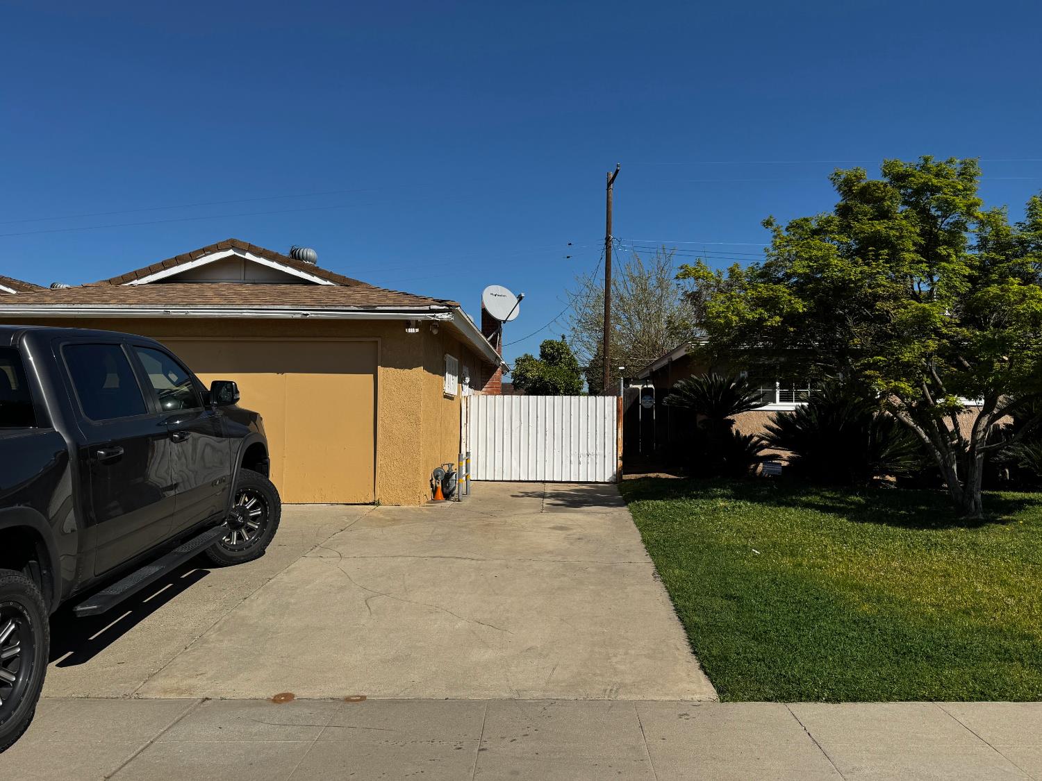 3058 W Bellaire Way, Fresno, CA 93722