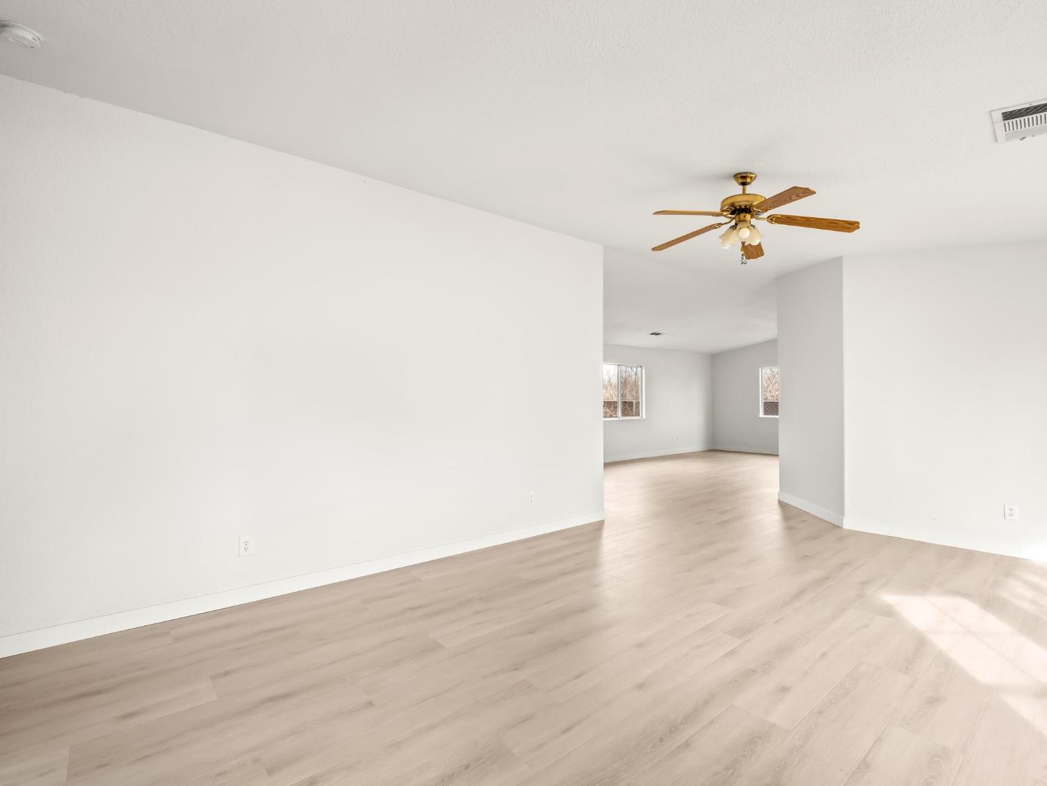 8552 Cairo Ave, Laton, CA 93242