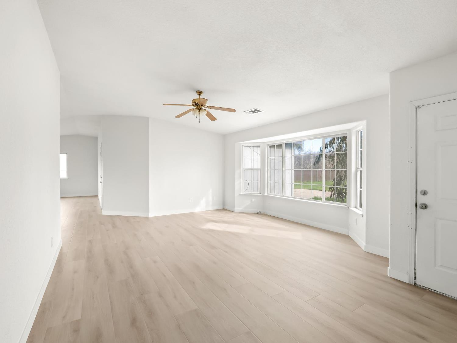 8552 Cairo Ave, Laton, CA 93242