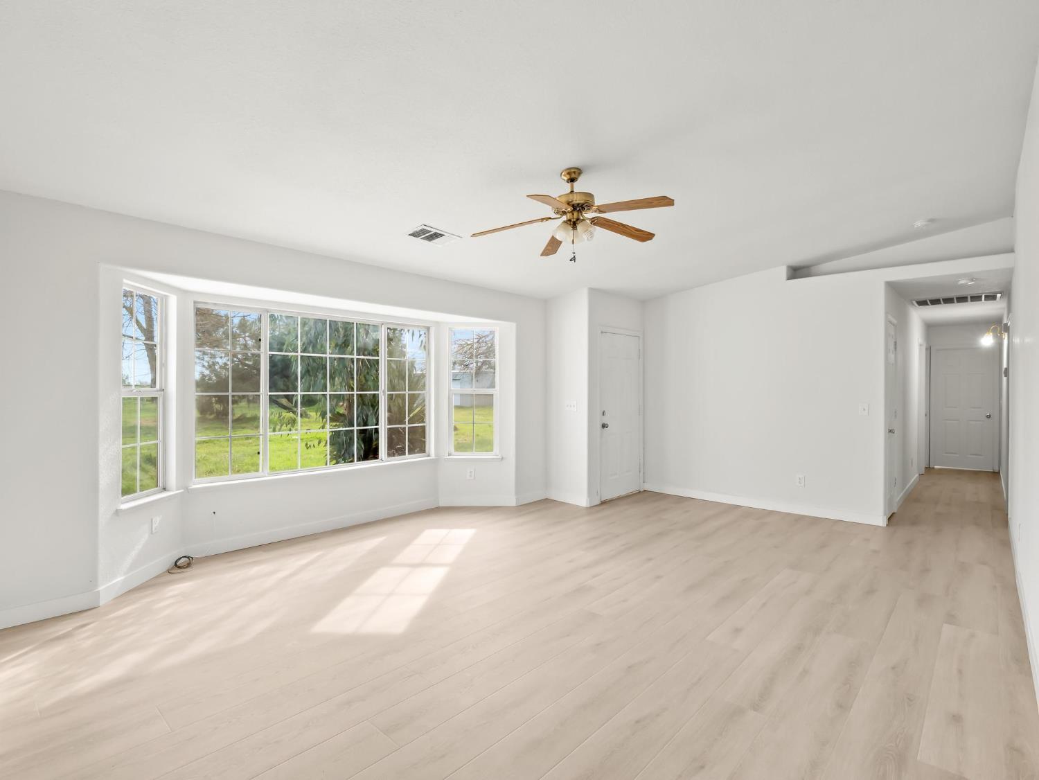 8552 Cairo Ave, Laton, CA 93242