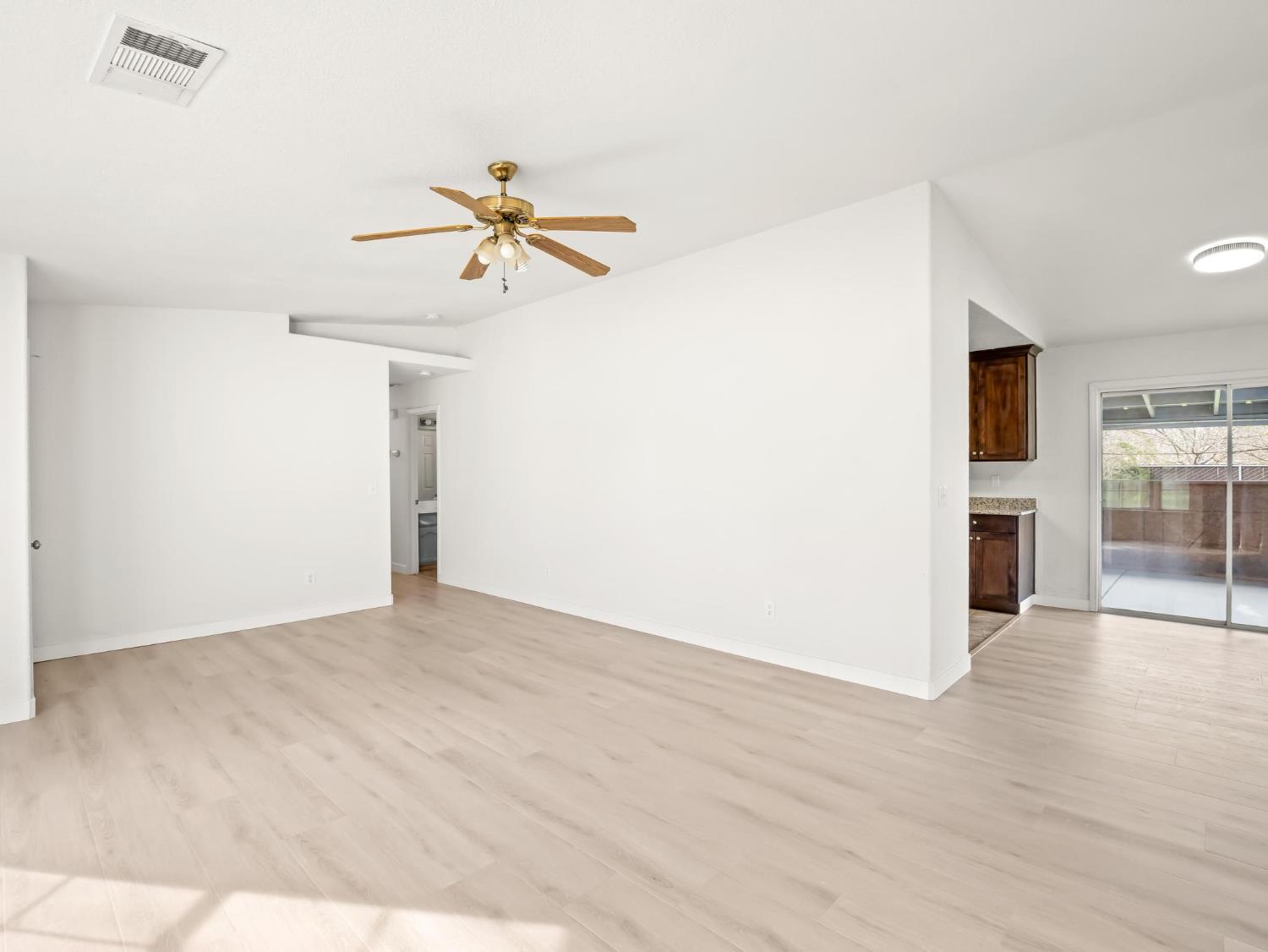 8552 Cairo Ave, Laton, CA 93242