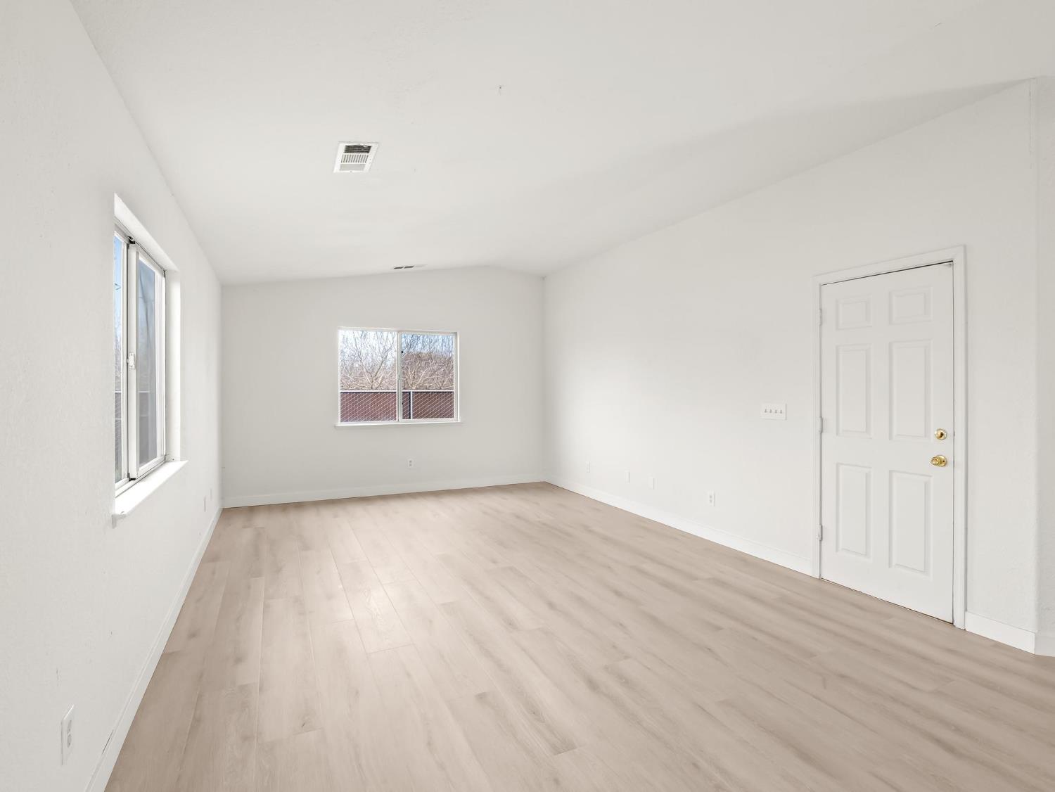 8552 Cairo Ave, Laton, CA 93242