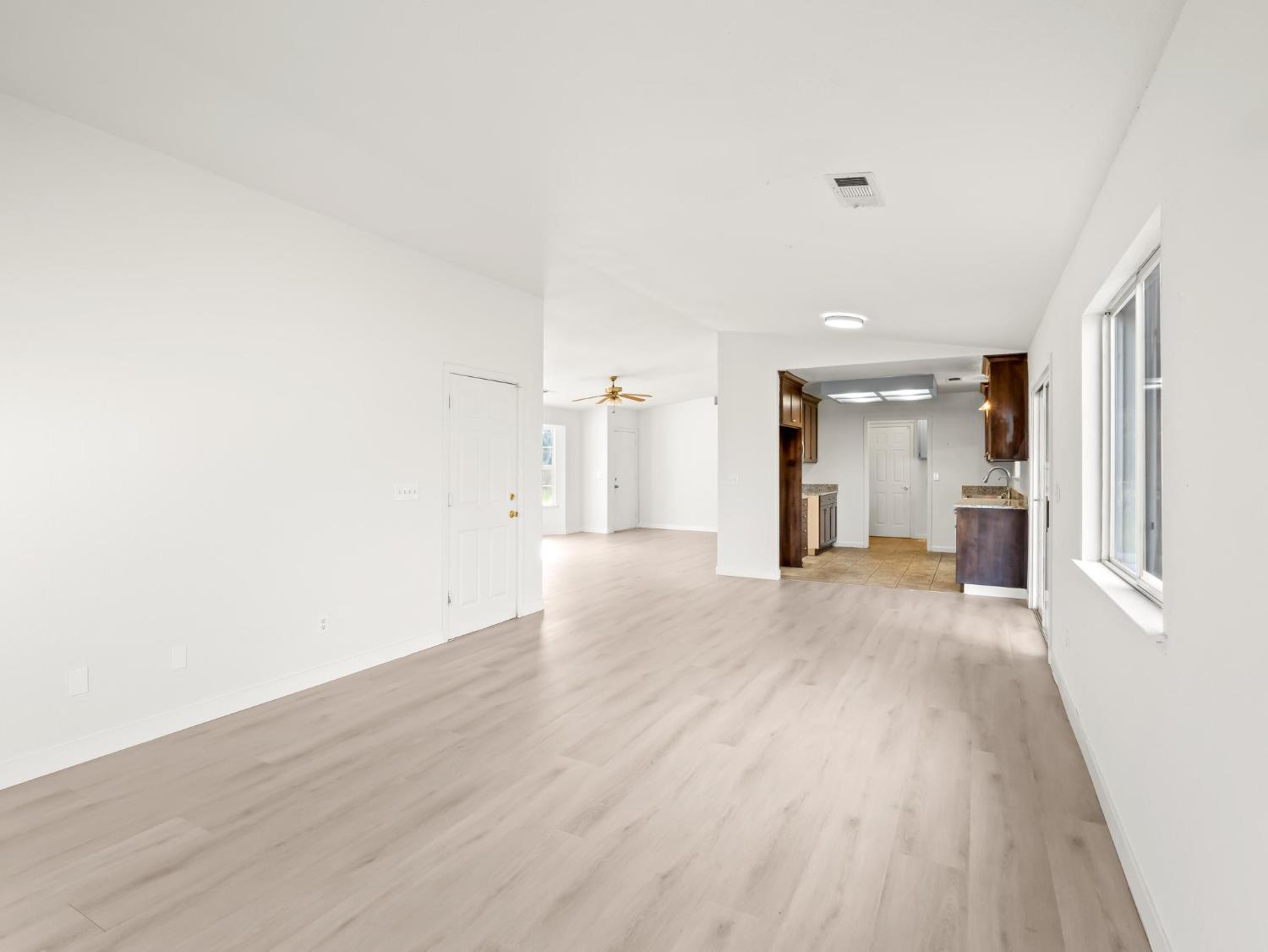 8552 Cairo Ave, Laton, CA 93242