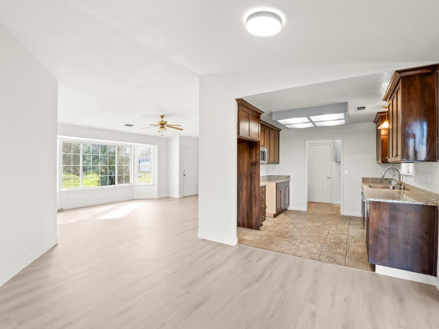 8552 Cairo Ave, Laton, CA 93242