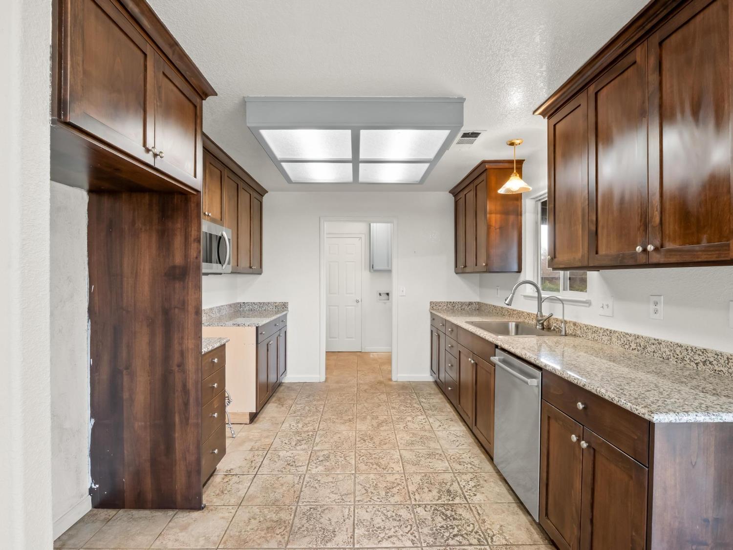 8552 Cairo Ave, Laton, CA 93242