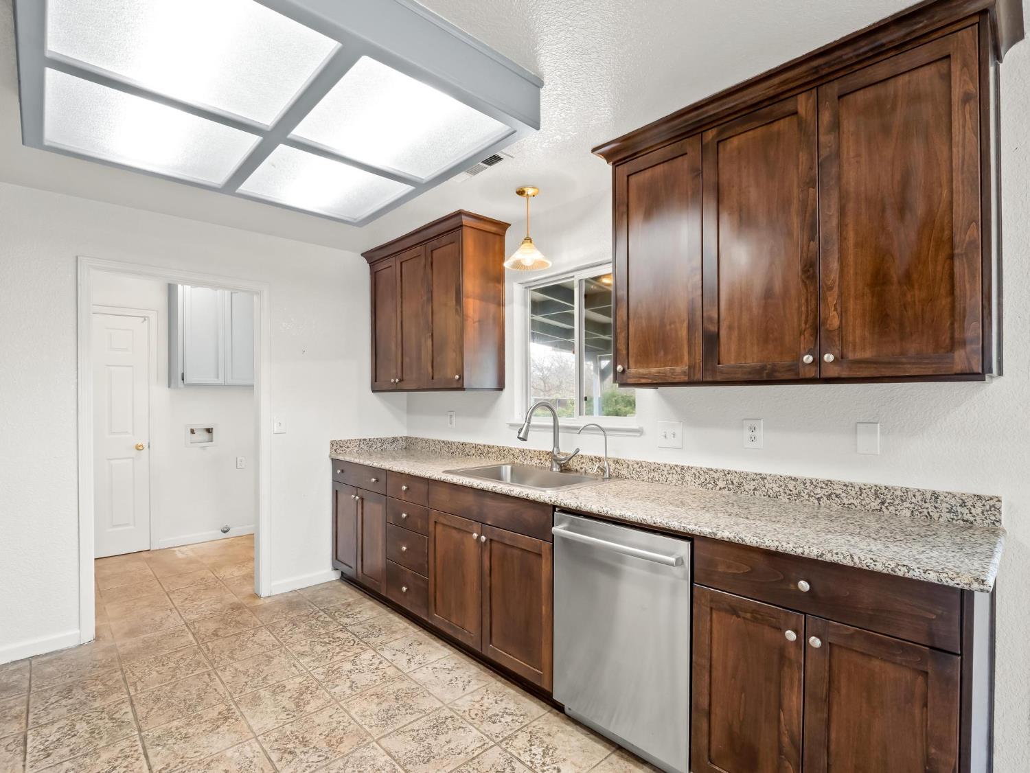 8552 Cairo Ave, Laton, CA 93242