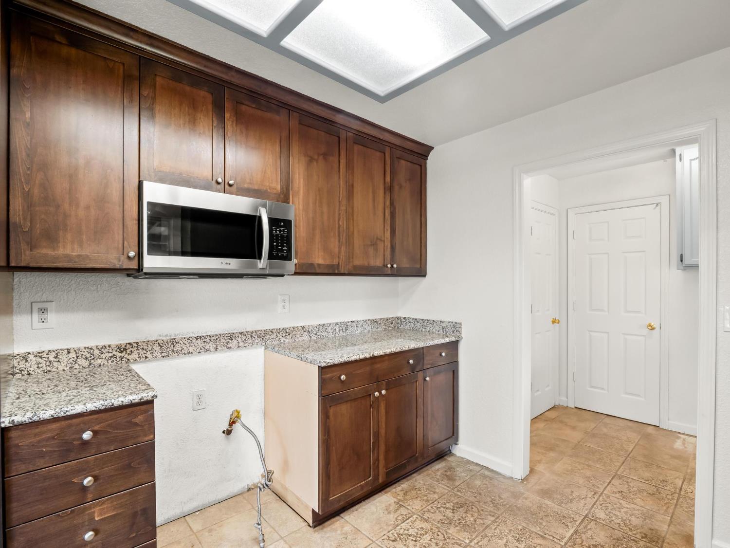 8552 Cairo Ave, Laton, CA 93242