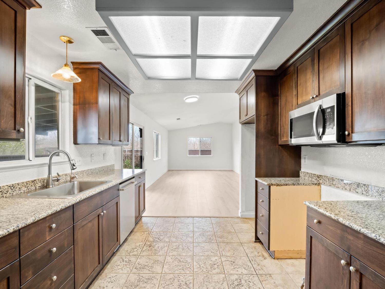 8552 Cairo Ave, Laton, CA 93242