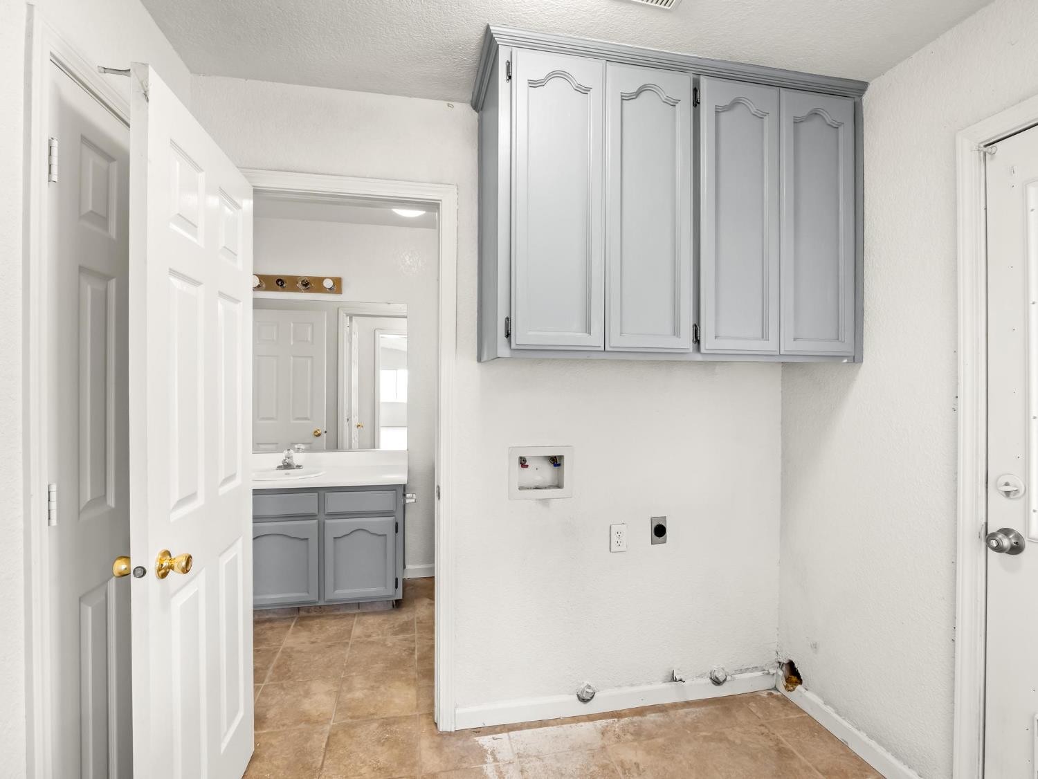 8552 Cairo Ave, Laton, CA 93242