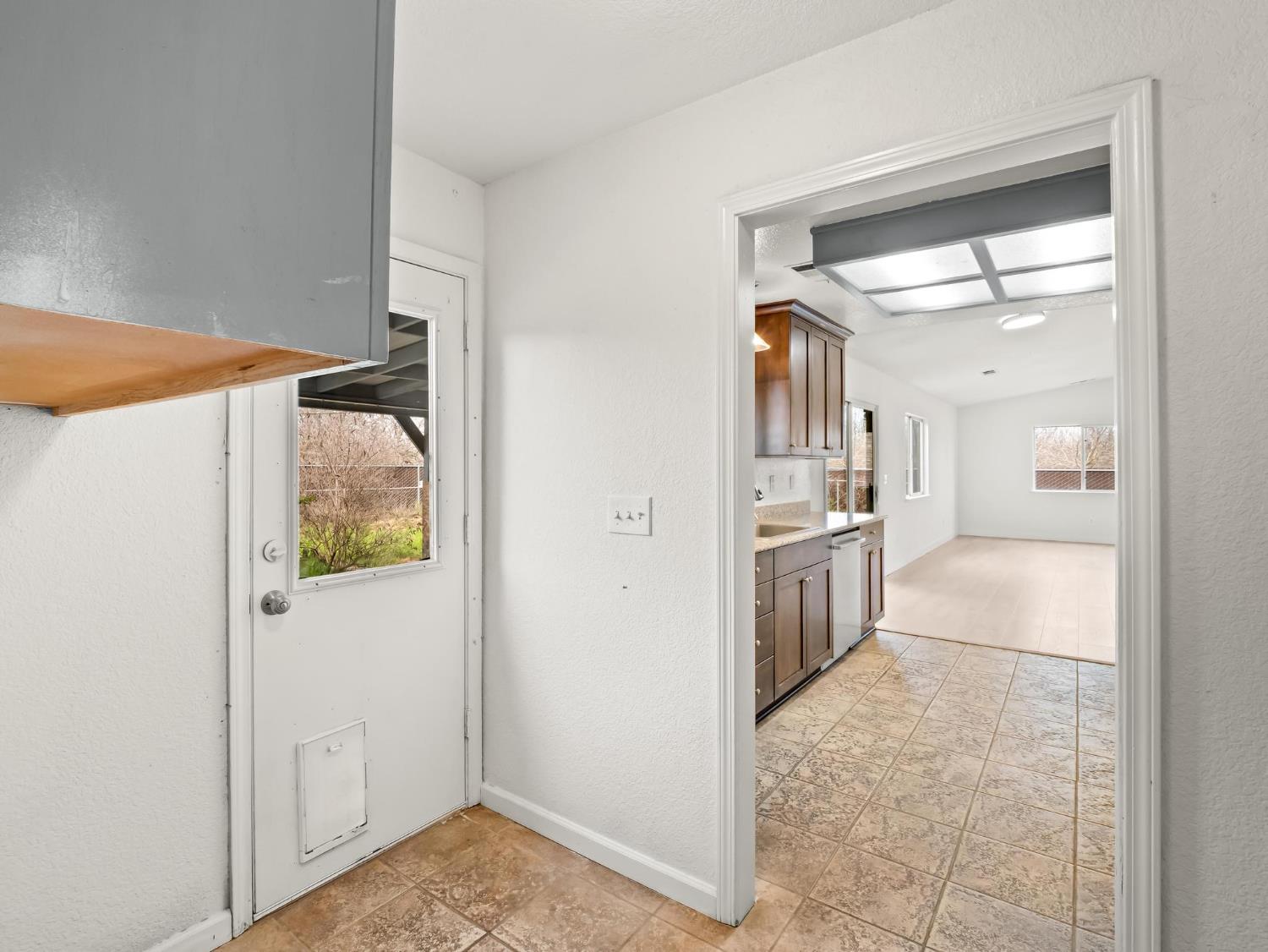 8552 Cairo Ave, Laton, CA 93242