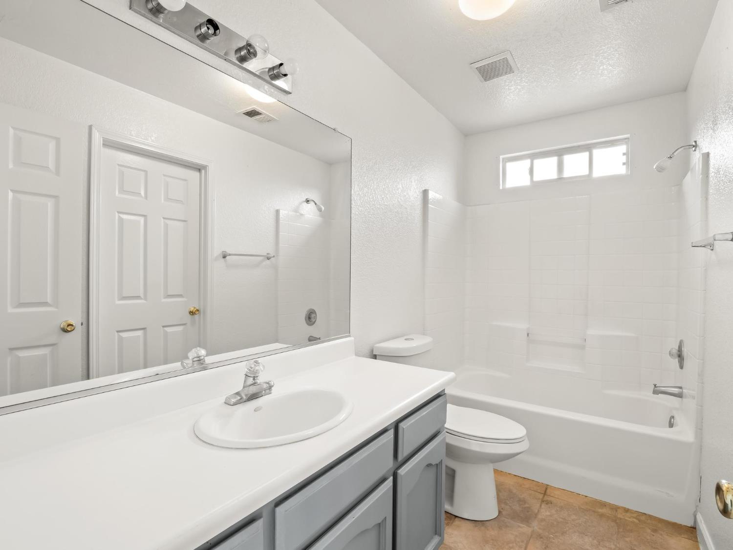 8552 Cairo Ave, Laton, CA 93242