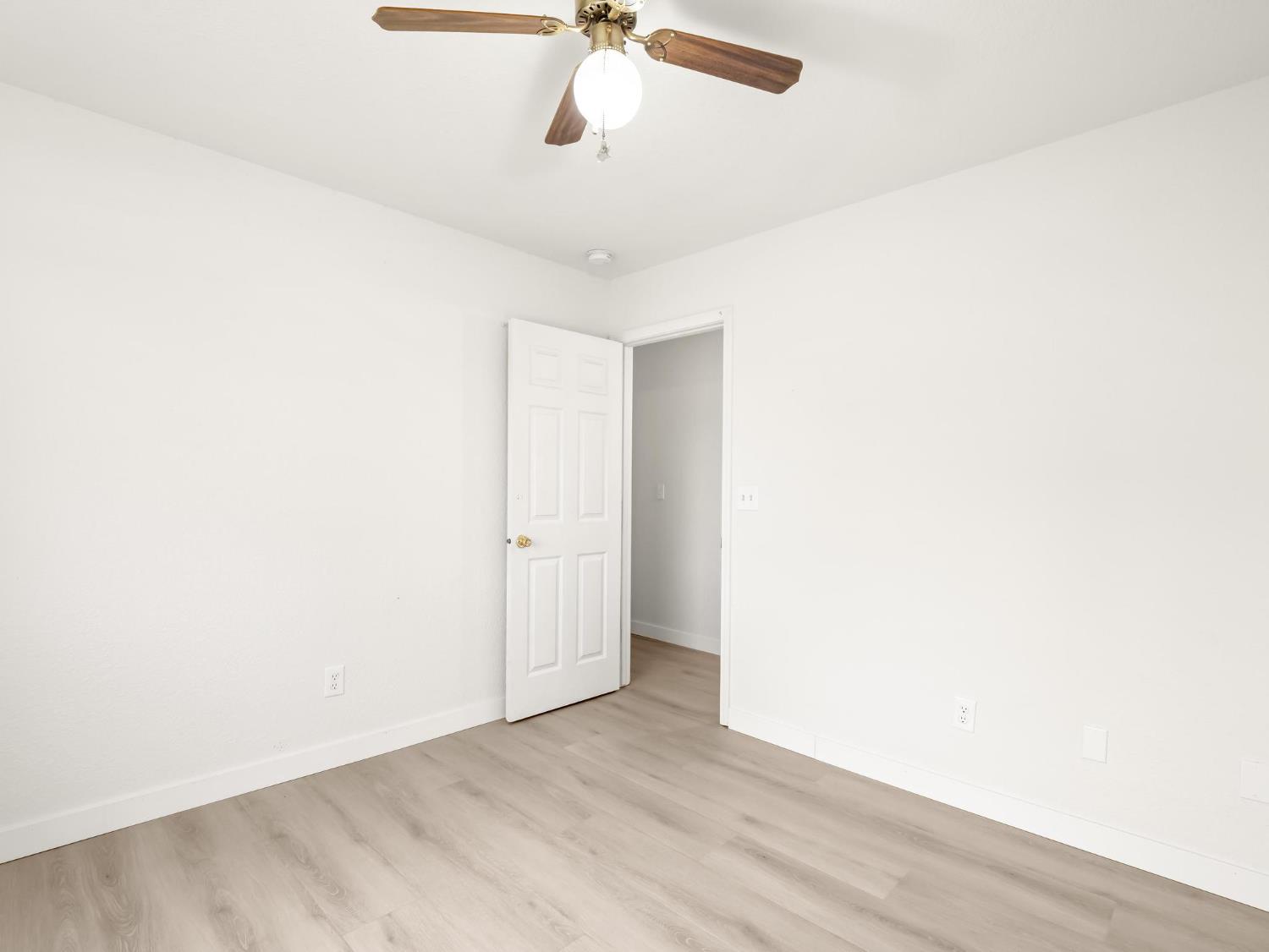 8552 Cairo Ave, Laton, CA 93242