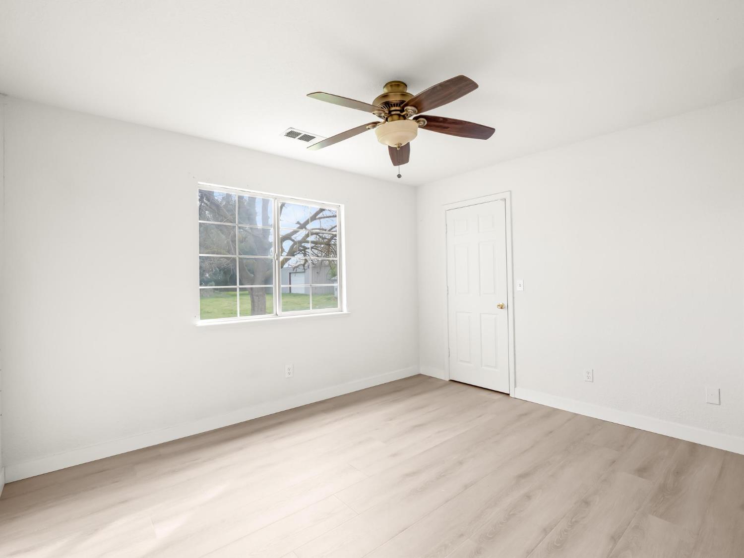 8552 Cairo Ave, Laton, CA 93242