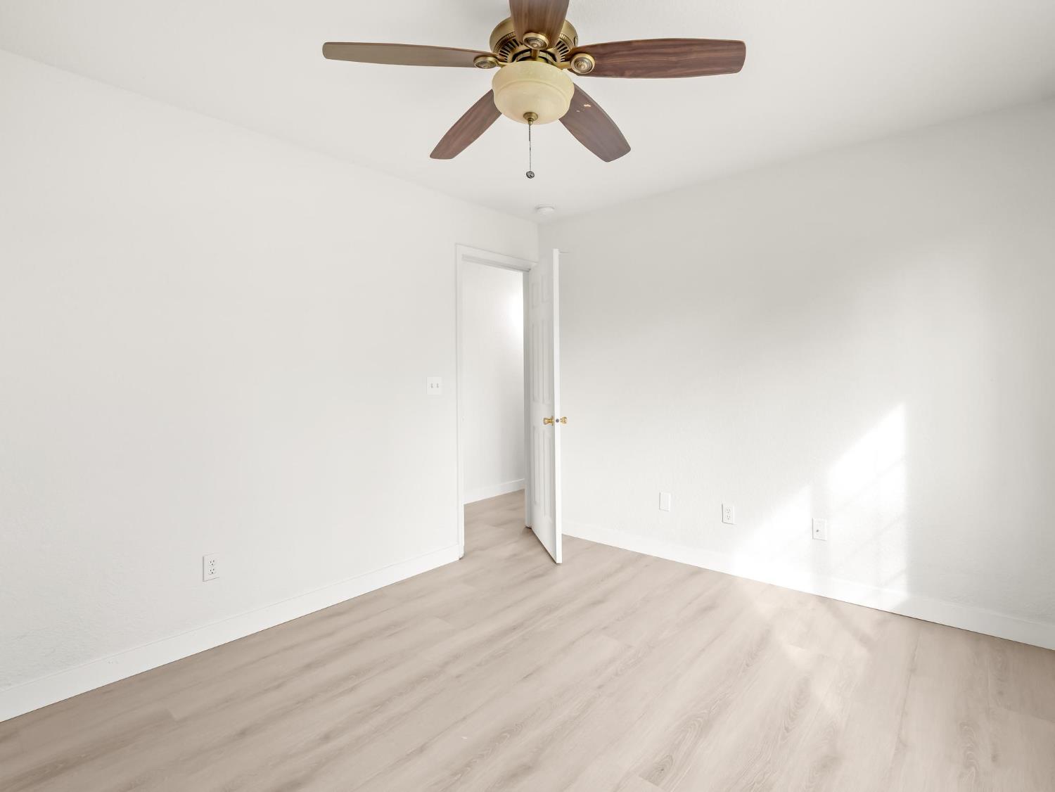 8552 Cairo Ave, Laton, CA 93242