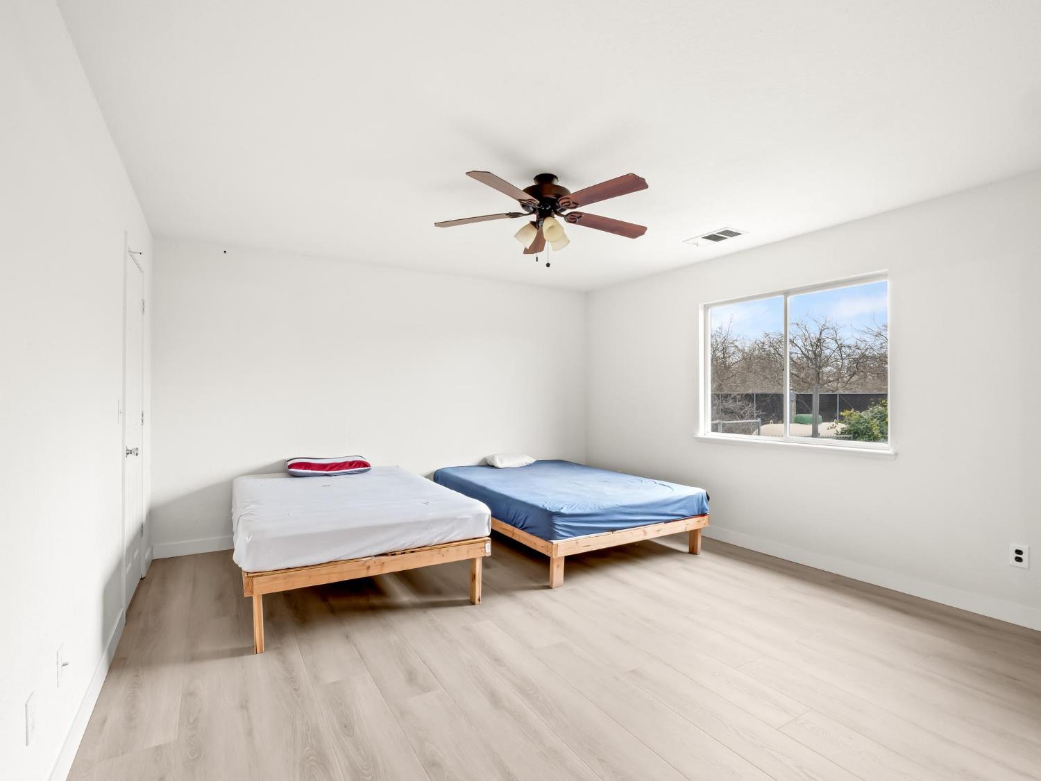 8552 Cairo Ave, Laton, CA 93242