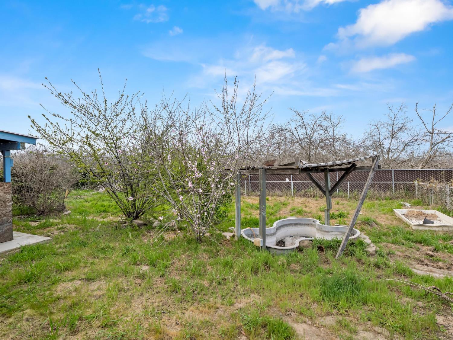 8552 Cairo Ave, Laton, CA 93242