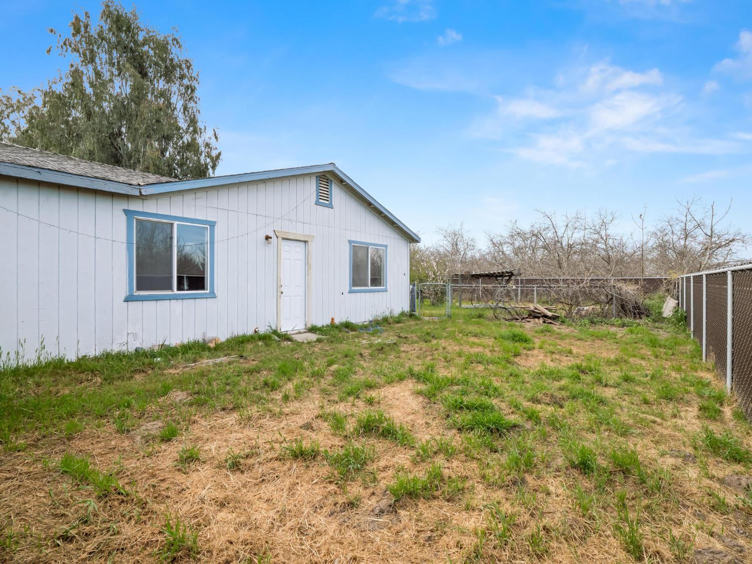8552 Cairo Ave, Laton, CA 93242