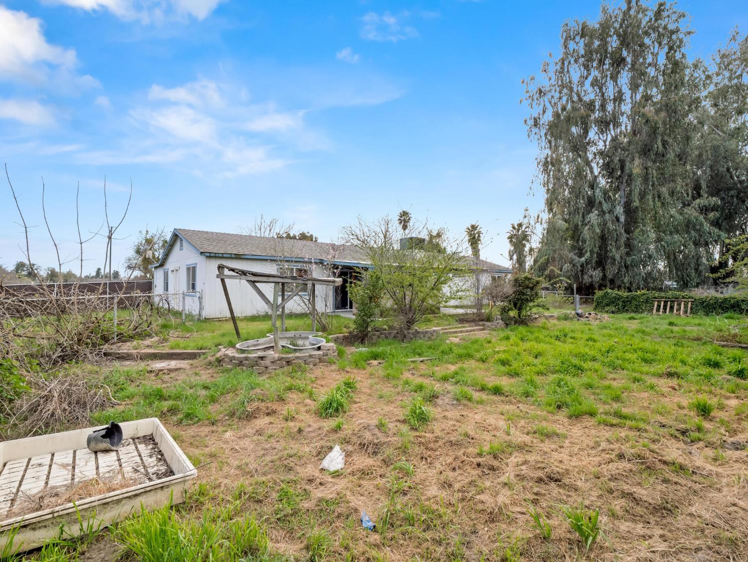 8552 Cairo Ave, Laton, CA 93242