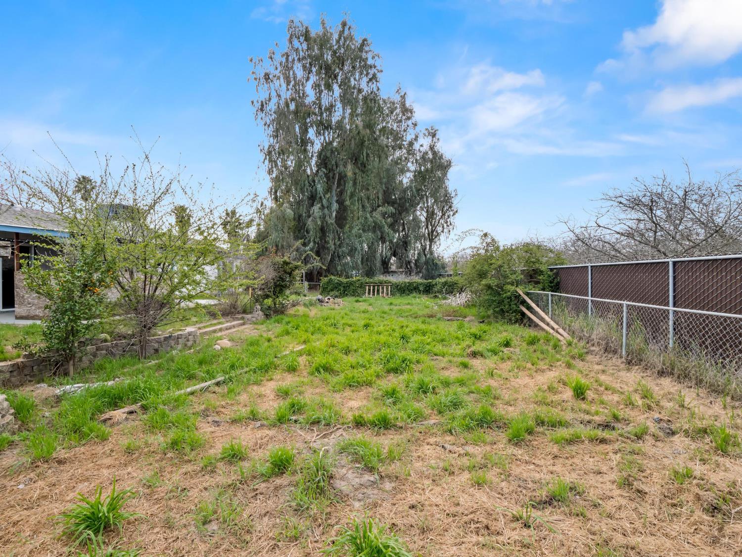 8552 Cairo Ave, Laton, CA 93242