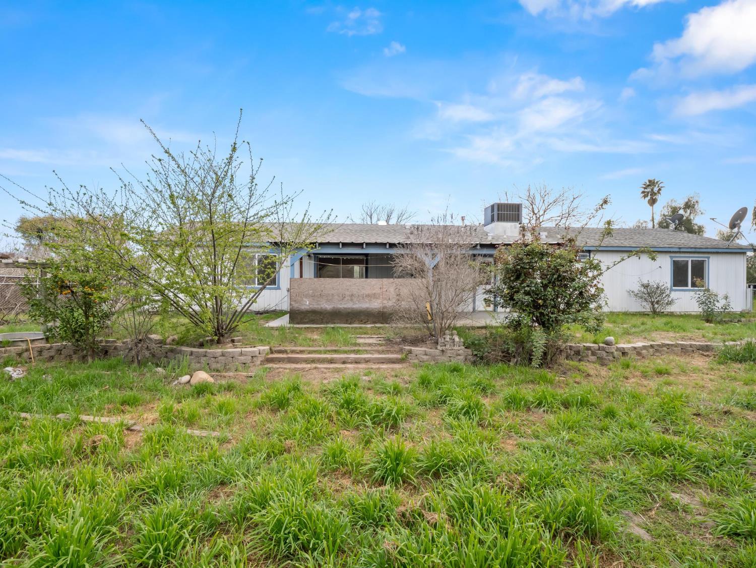 8552 Cairo Ave, Laton, CA 93242