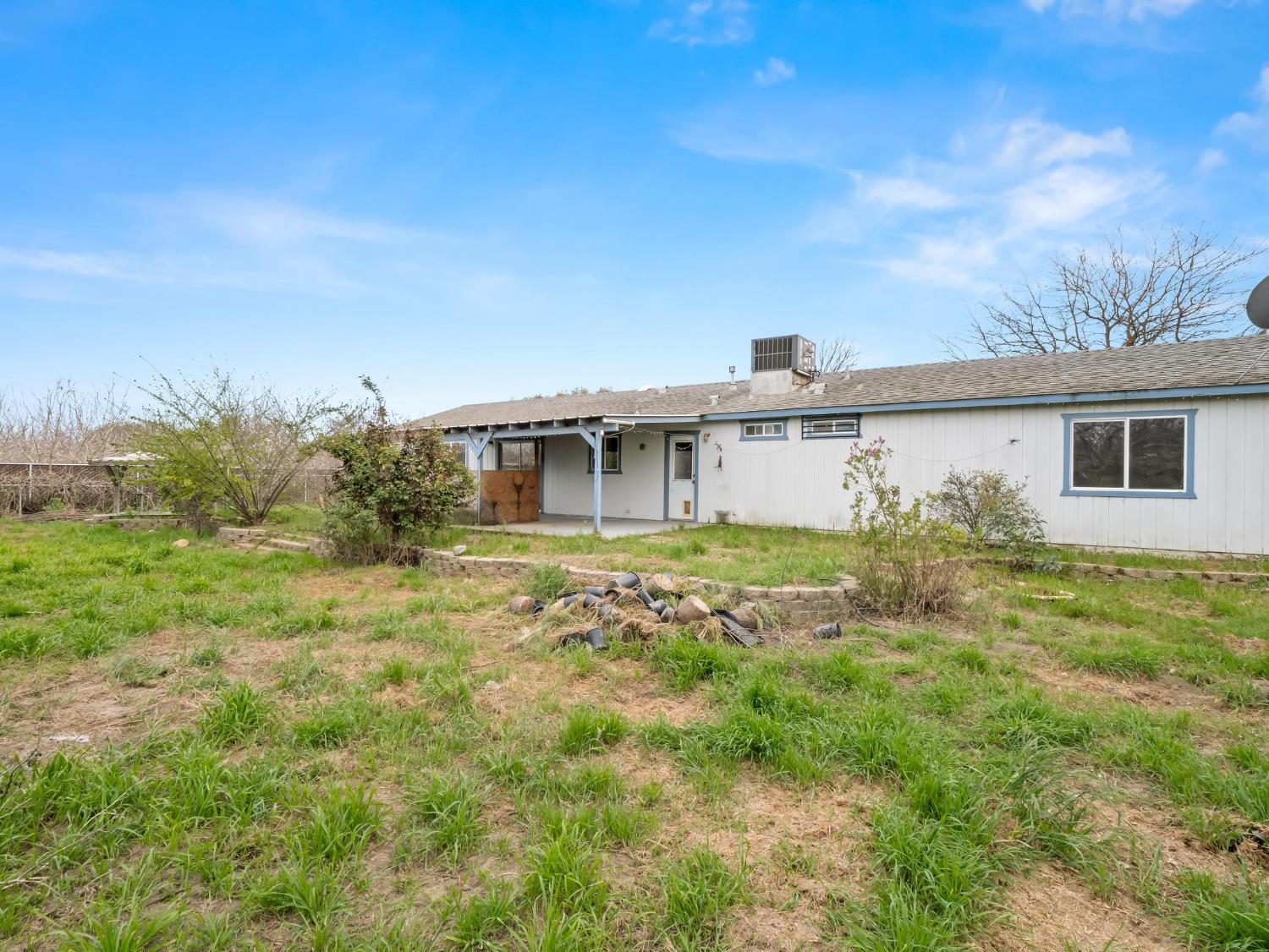 8552 Cairo Ave, Laton, CA 93242