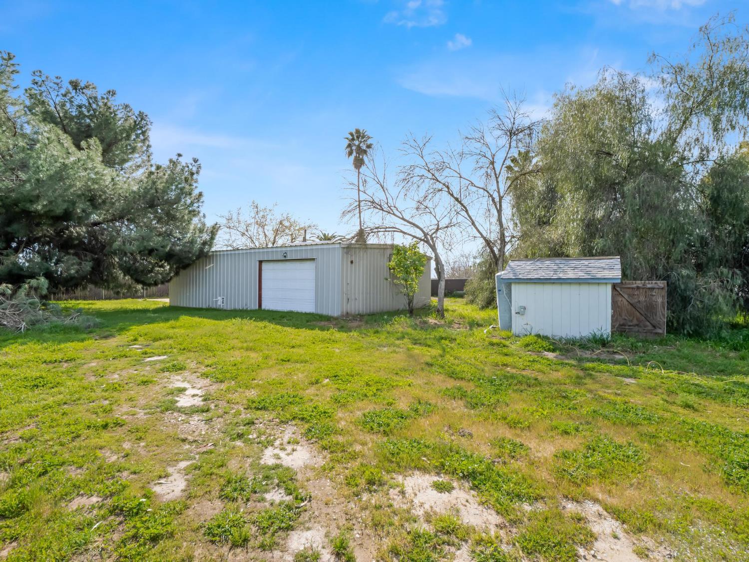 8552 Cairo Ave, Laton, CA 93242