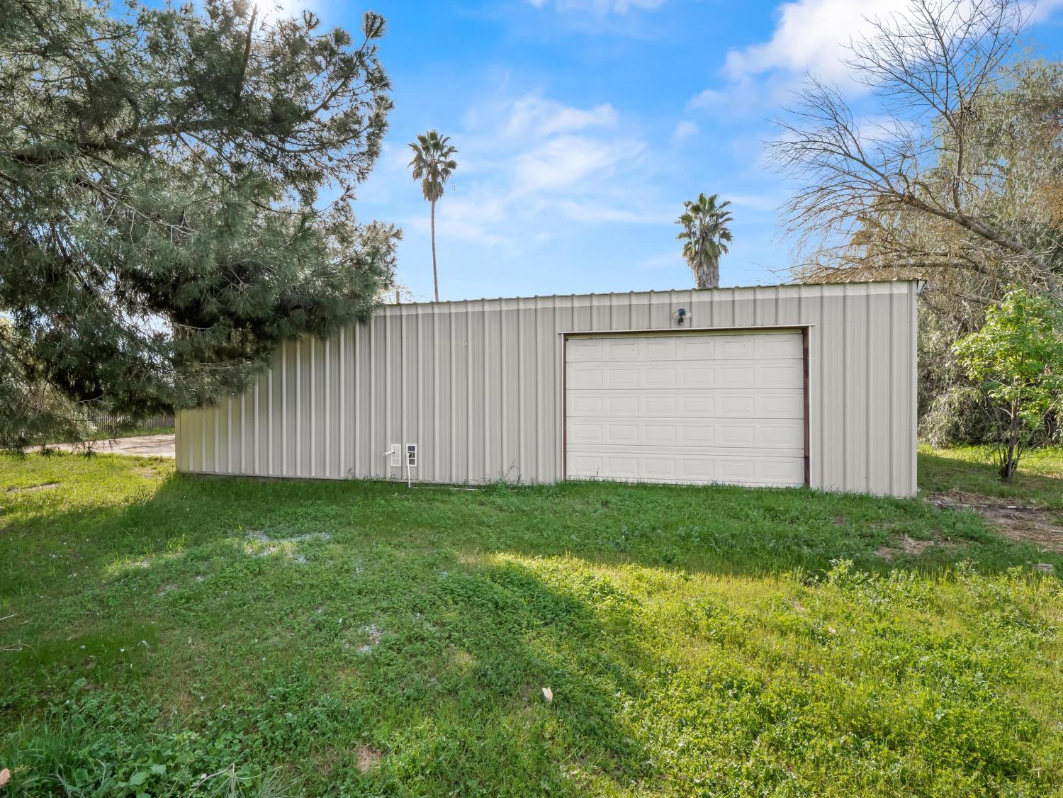 8552 Cairo Ave, Laton, CA 93242