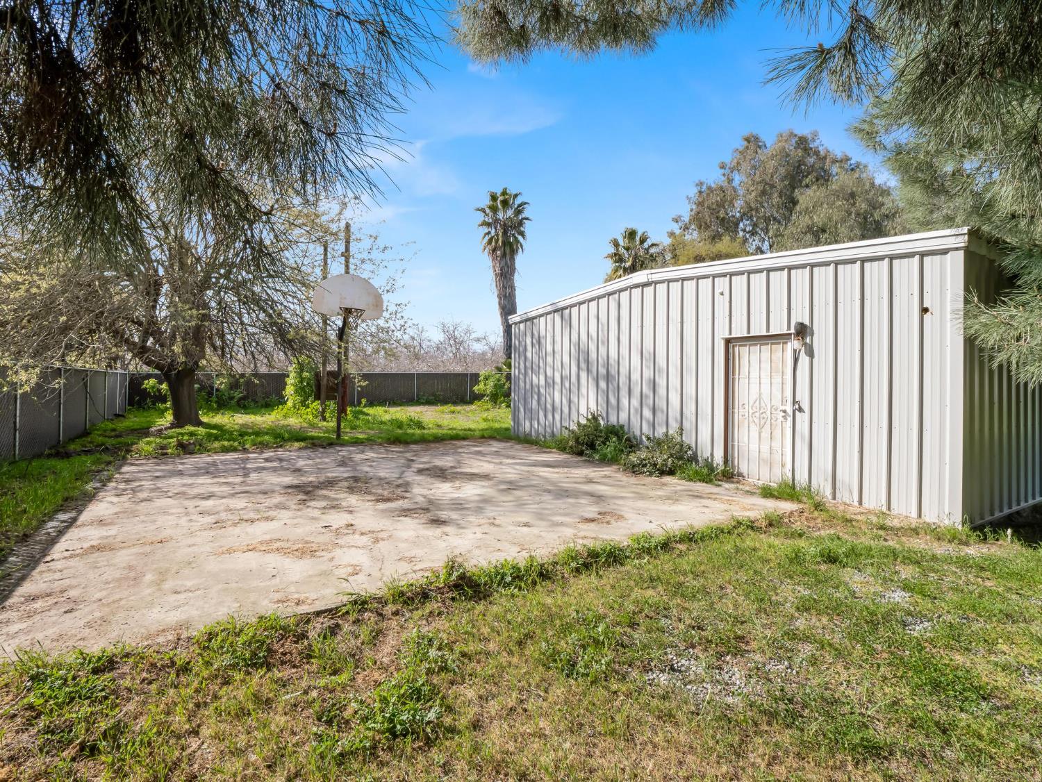 8552 Cairo Ave, Laton, CA 93242