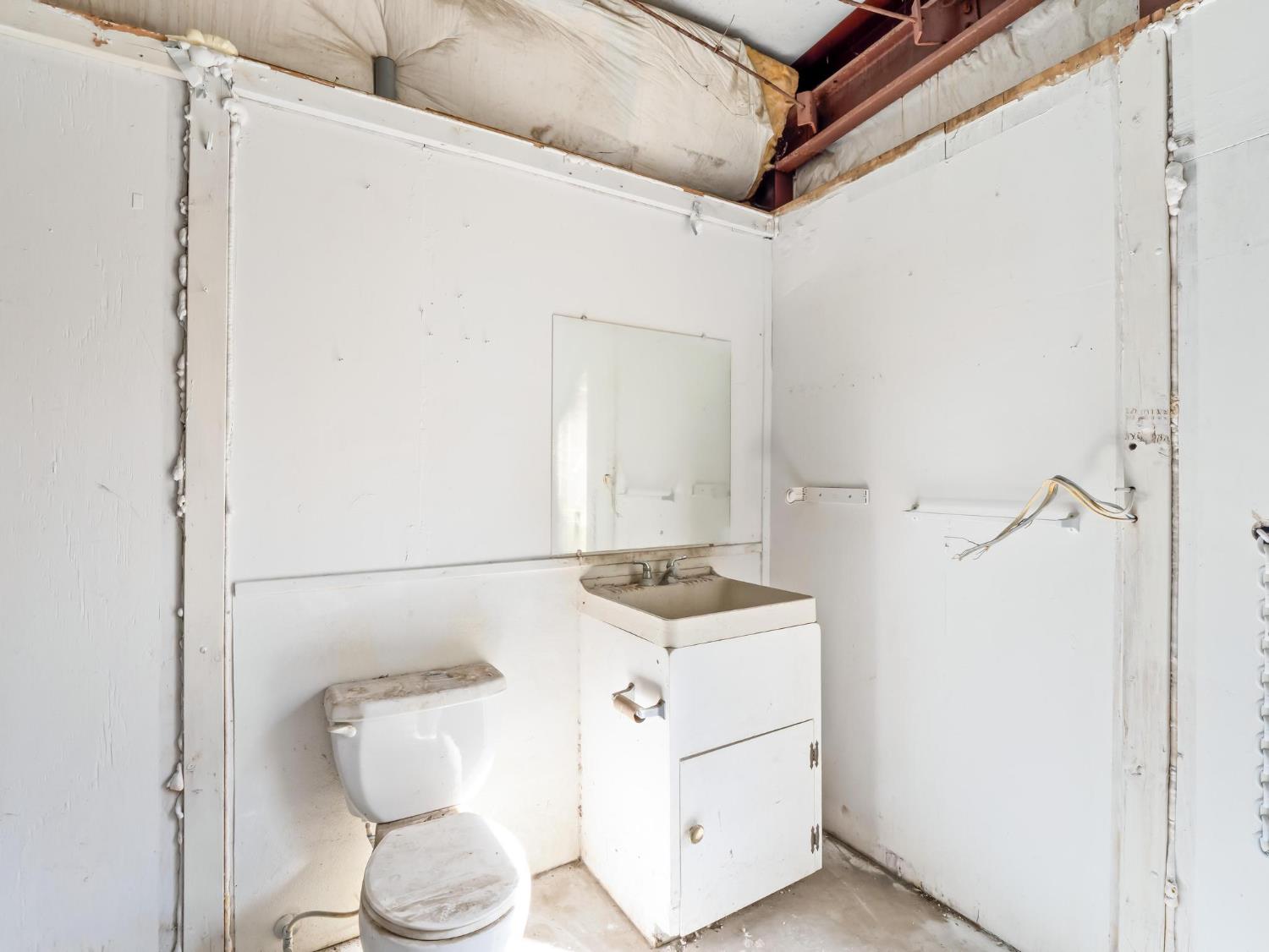 8552 Cairo Ave, Laton, CA 93242