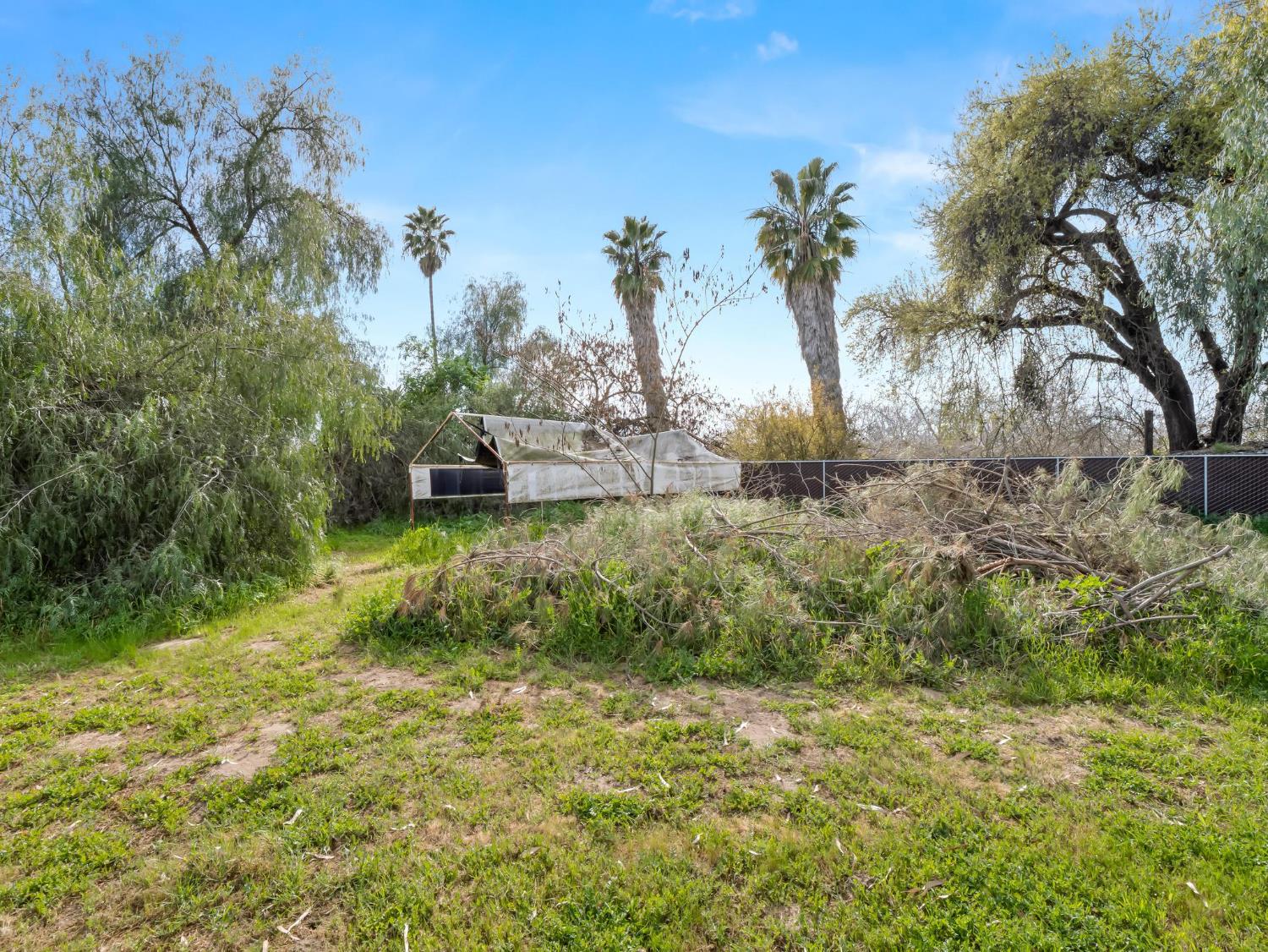 8552 Cairo Ave, Laton, CA 93242