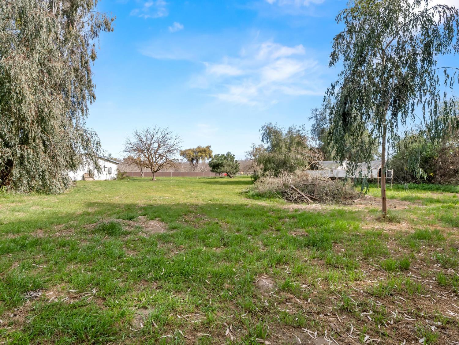 8552 Cairo Ave, Laton, CA 93242