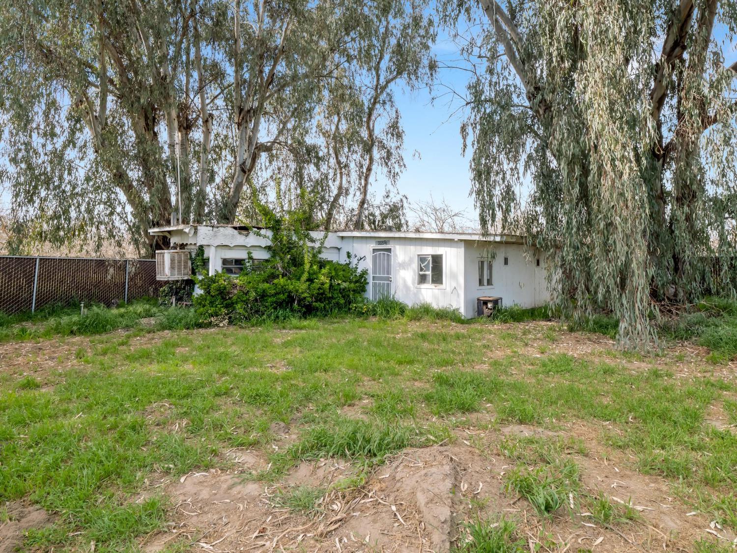 8552 Cairo Ave, Laton, CA 93242