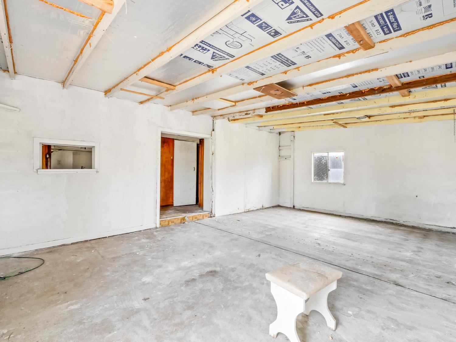 8552 Cairo Ave, Laton, CA 93242