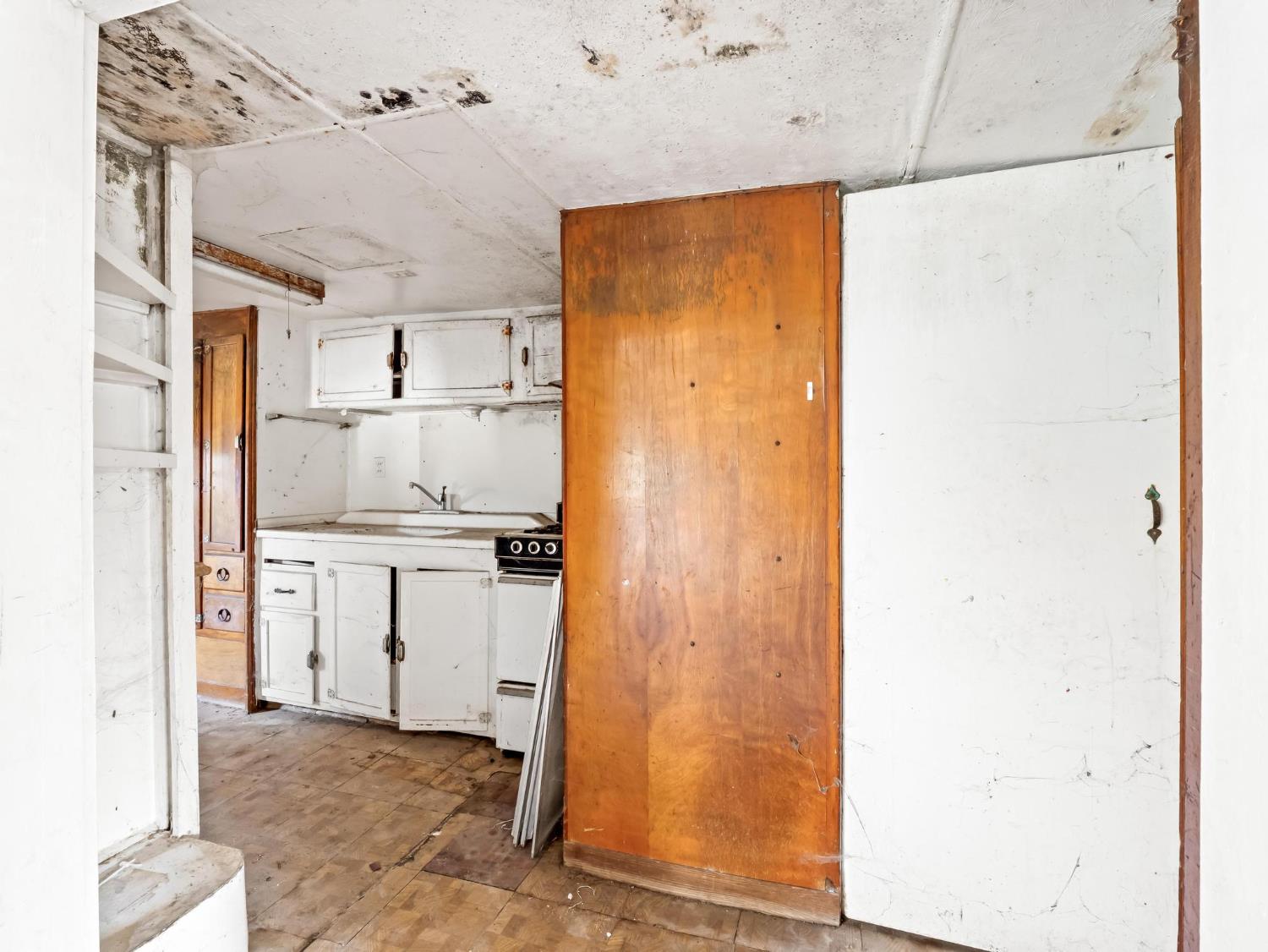 8552 Cairo Ave, Laton, CA 93242