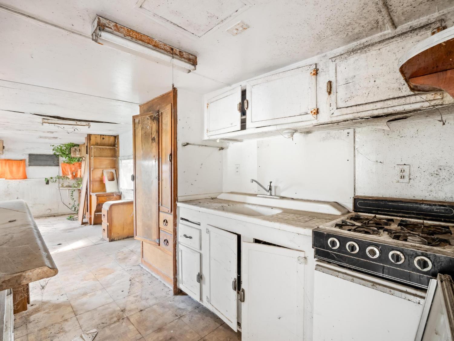 8552 Cairo Ave, Laton, CA 93242