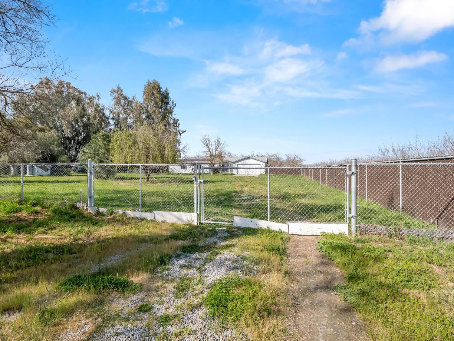8552 Cairo Ave, Laton, CA 93242